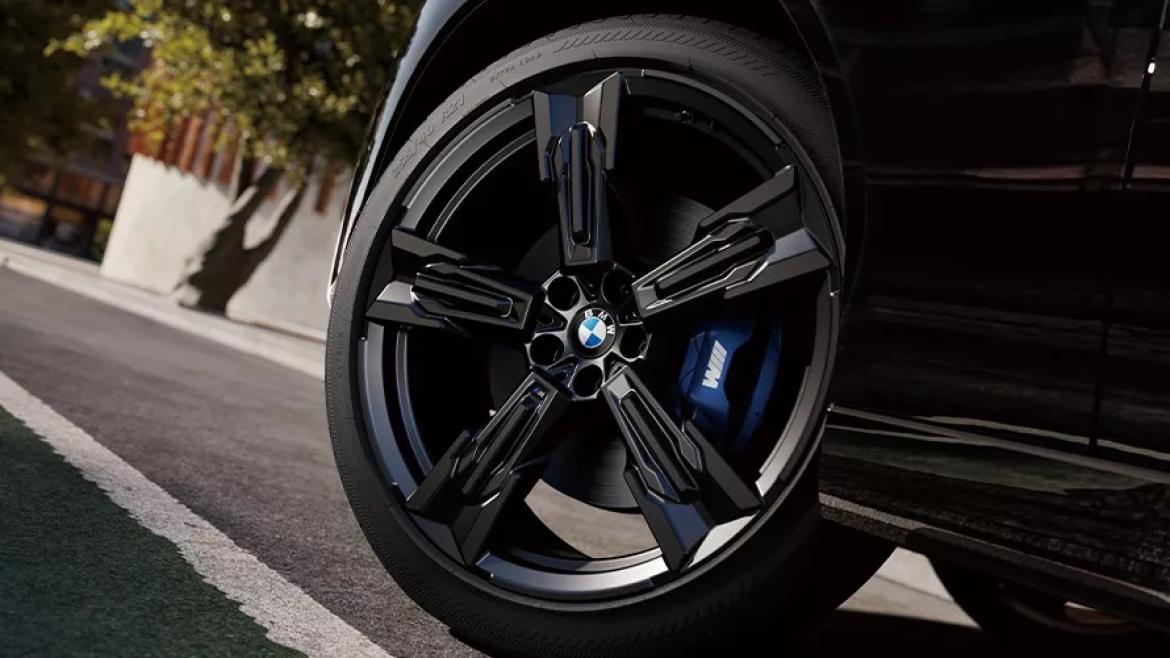 21インチ M ライト・アロイ・ホイール・スタースポーク・ スタイリング1037M（ジェット・ブラック）& M スポーツ・ブレーキ（ダーク・ブルー・キャリパー） 